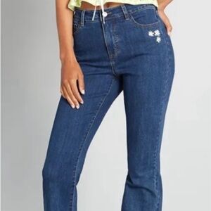 ModCloth Daisies on‎ the Prairie
Embroidered Flared Jeans Size 8